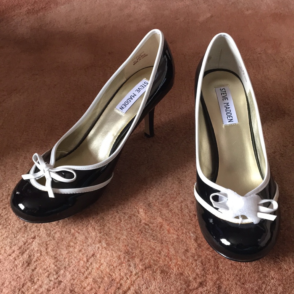 NIB Steve Madden sporty black patent heels!